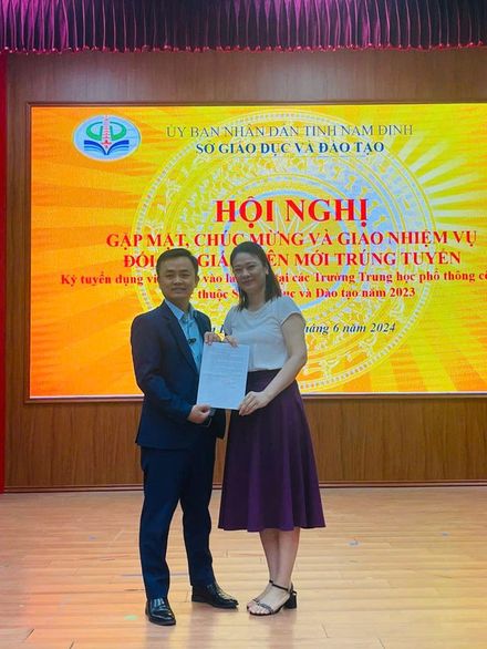 Cô Đặng Thị Hường nhận quyết định trúng tuyển