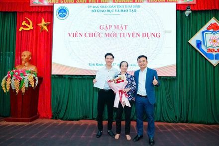 Trung nhận quyết định trúng tuyển cùng mẹ